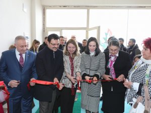 Yüksekova'da renkli eller sanat atölyesi açıldı