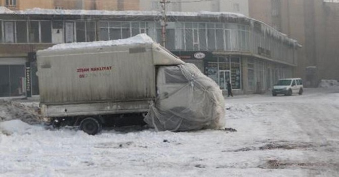 Yüksekova'da dondurucu soğuklara karşı araçlara naylon örttüler