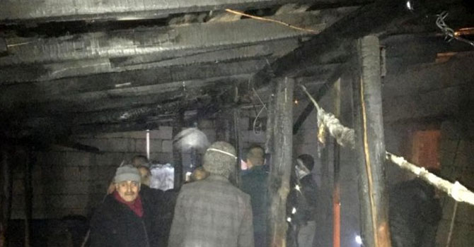 Hakkari'de 4 katlı evin çatısında yangın çıktı