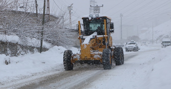 Hakkari'de 184 yerleşim yerinin yolu ulaşıma kapalı