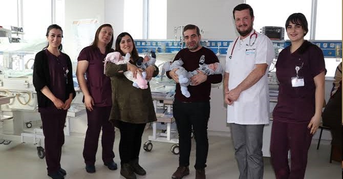 Çocuk özlemi çeken Yüksekovalı aile dördüzlerine kavuştu!