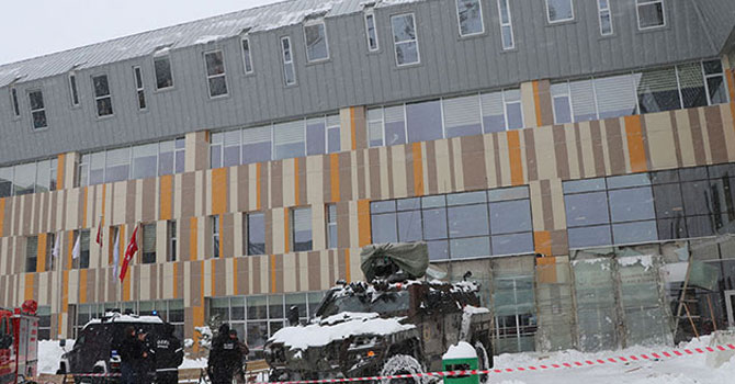 Van'da hastane girişindeki çatı çöktü: 9 yaralı