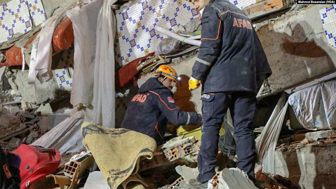 Deprem bölgesinde arama kurtarma çalışmaları sürüyor