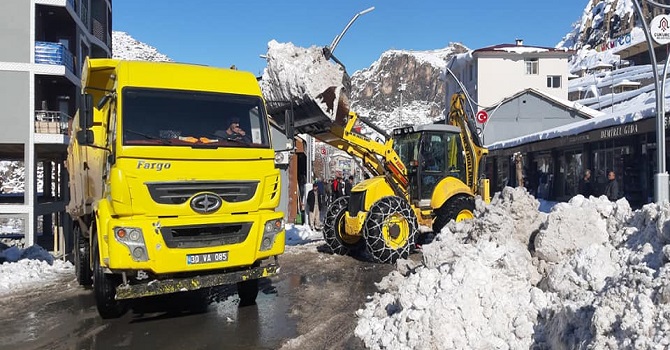 Çukurca Belediyesinden Kar Temizleme Çalışması