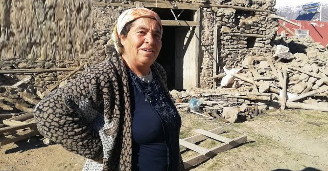 'Köylülerin teyzesi' borçla aldığı ineğini depremde kaybetti
