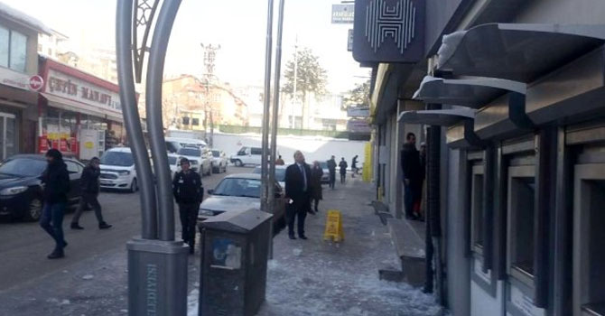 Hakkari'de çatılardaki buz sarkıtları temizlendi