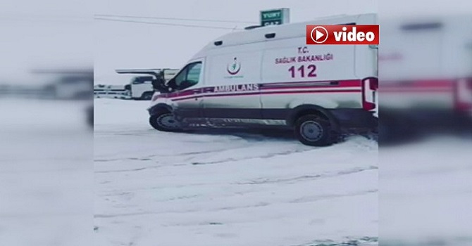 Hakkari'de Ambulansla karlı zeminde drift! İl Sağlık Müdürlüğü soruşturma başlattı