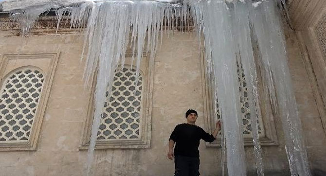 Yüksekova'da 5 metrelik buz sarkıtı