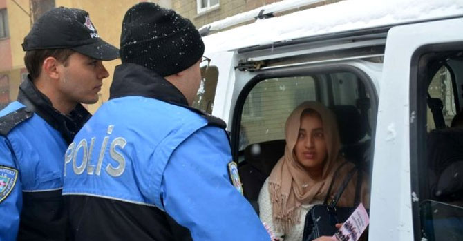 Hakkari polisi kadınları bilgilendiriyor