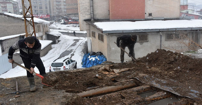 Hakkari’de 6 kişinin yaşadığı evin damı çöktü