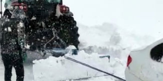 Yüksekova'da tipide mahsur kalan 3 kişi traktörle kurtarıldı