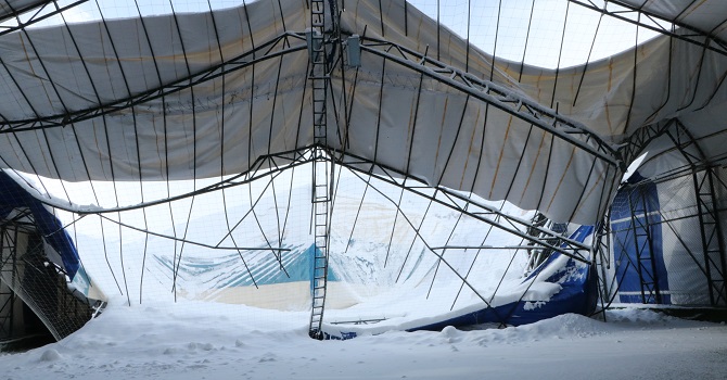 Hakkari'de, halı sahanın çatısı kar nedeniyle çöktü