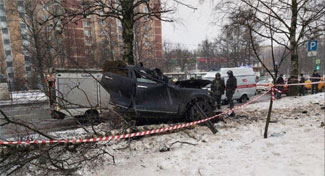 Ağaçlara çarpan araç ikiye bölündü: 2 ölü