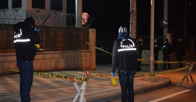 Havaya ateş açan bekçi diğer bekçiyi vurdu