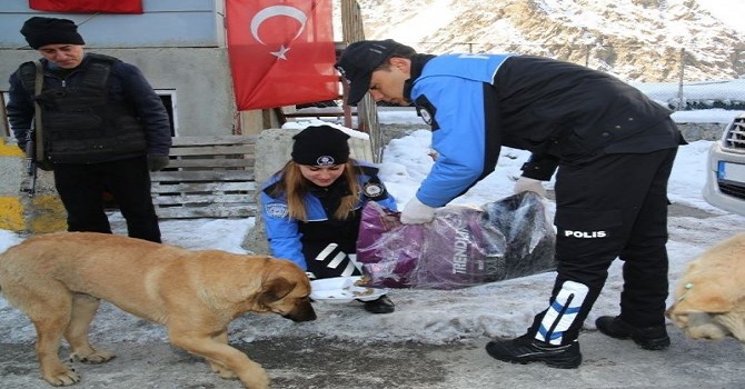 Hakkari polisinden örnek davranış!