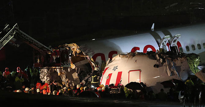 Yolcu uçağı pistten çıktı: Üç kişi hayatını kaybetti