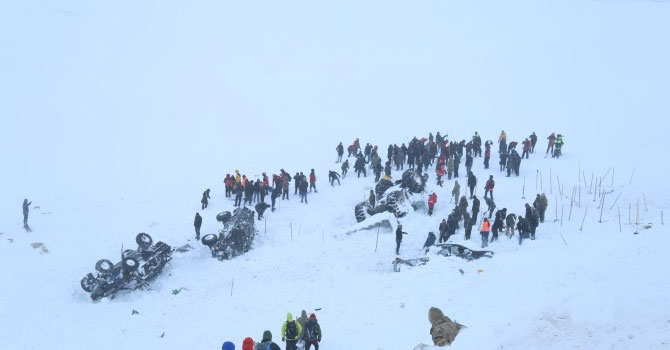 Çığ bölgesinde arama kurtarma çalışmaları yeniden başladı