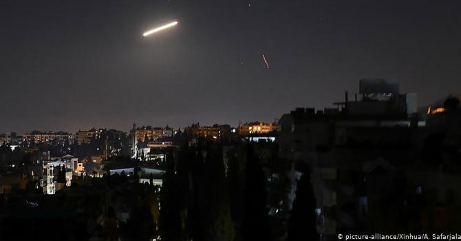 Yolcu uçağı vurulma tehlikesi atlattı