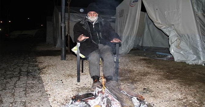 Felçli adam deprem anında panikle yürümeye başladı