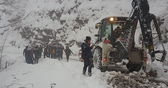 Yol açma çalışmasında iş makinesi uçurumdan yuvarlandı: 1 ölü, 2 yaralı