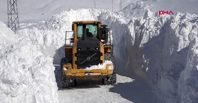 Yüksekova'da köy yoluna 3 noktada çığ düştü