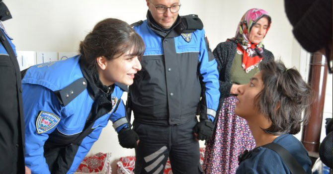 Hakkari polisi engelli Gülsüm’ü sevindirdi