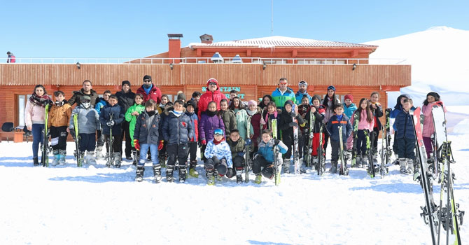 Vali Akbıyık kayak eğitimi alan öğrencileri ziyaret etti