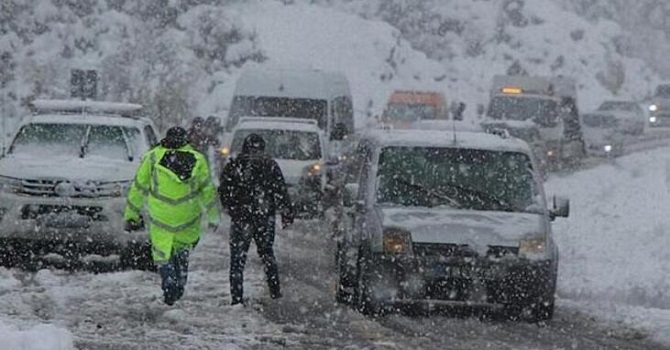 Hakkari-Van karayolu trafiğe kapatıldı, okullar 2 gün tatil edildi