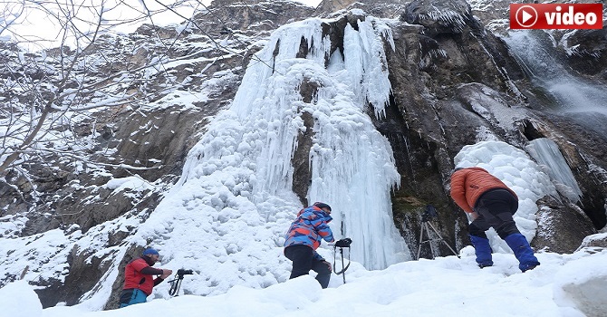 Hakkari'de donan şelale ilgi çekiyor