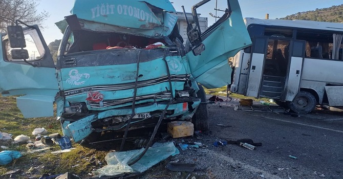 Servis aracı ile kamyon çarpıştı: 4 ölü, 8 yaralı