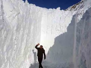 Yüksekova’da 6 metreyi bulan kar tünelleri şaşırttı
