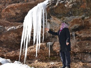 Köy buza döndü, şelaleler dondu