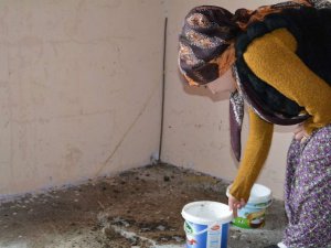 Hakkari’de yağışlara dayanamayan ev çöktü