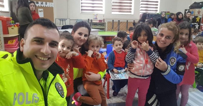 Hakkari polisi öğrencilere sevgiyi anlattı!
