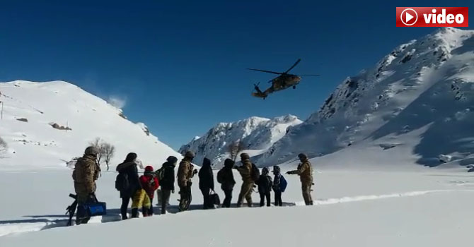 Hakkari'de mahsur kalan 7 öğrenciyi askerler böyle kurtardı