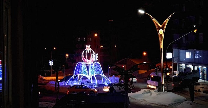 Hakkari'ye ay yıldızlı aydınlatma