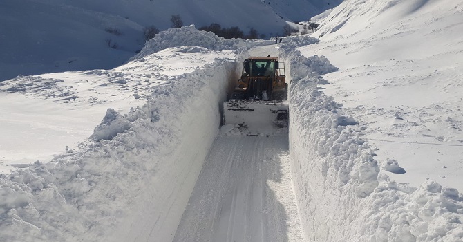 Hakkari'de kar, iş makinesinin boyunu aştı