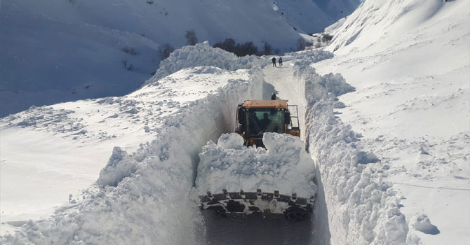 Hakkari'de 262 köy ve mezra yolu kapalı!