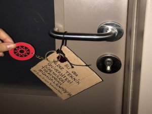 Öğrenciler, pedofiliyi savunan profesörün odasını mühürledi