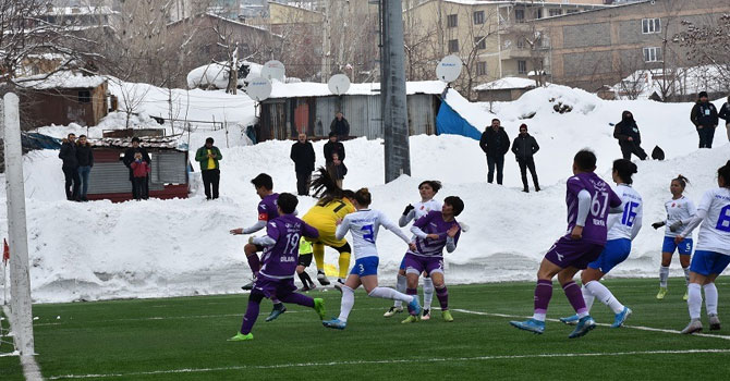 Hakkari Kadın Gücü Futbol Takımı Karadeniz Ereğli Belediye Spor'u 3-0 yendi