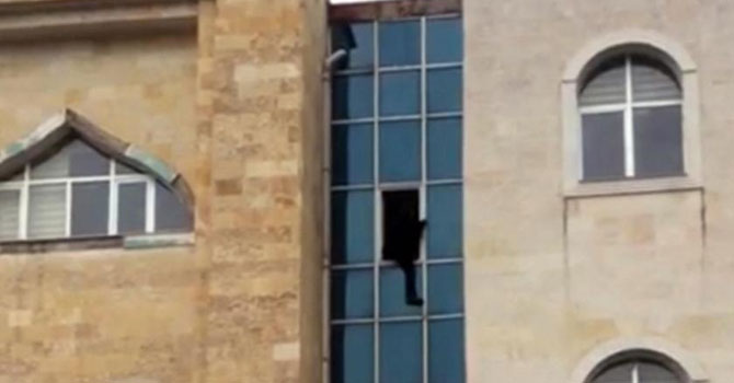 Bir kişi Cizre kaymakamlık binasında intihar etti