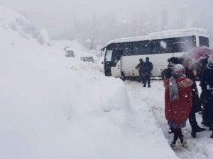 Şemdinli'de öğretmen ve öğrenciler mahsur kaldı