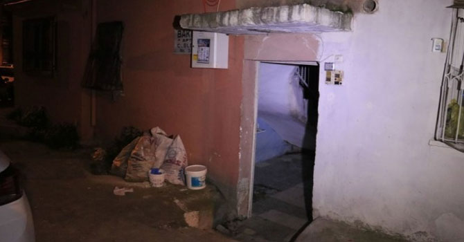 Isınmak için evinde mangal yakan kişi hayatını kaybetti