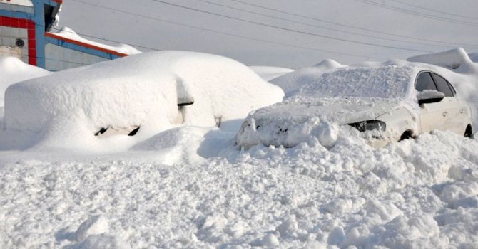 Yüksekova'da evler ve arabalar kara gömüldü