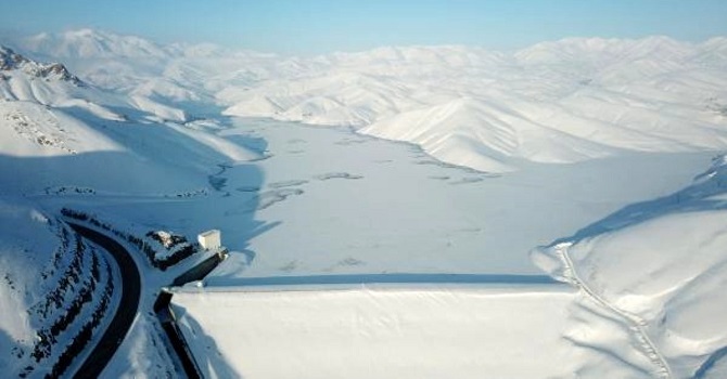 Yüksekova'da baraj gölü dondu