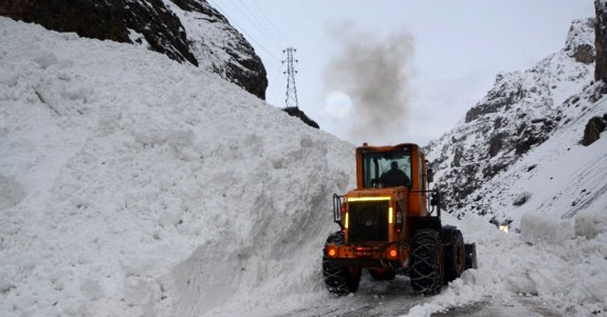Hakkari-Çukurca kara yoluna çığ düştü