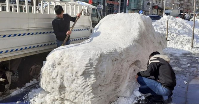 Hakkarili gençler kardan araba yaptı