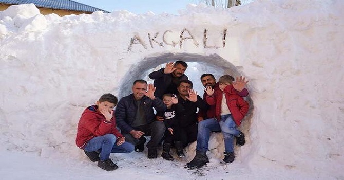 Yüksekovalılar evlerine 'kar tüneli'nden girip, çıkıyor