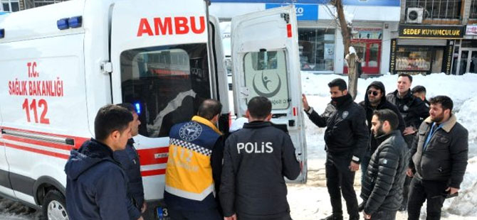 Kaldırımda yürüyen kadının başına kar kütlesi düştü