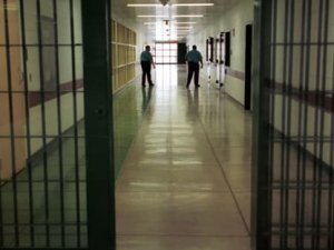 Cezaevine 'uyuşturucu madde' sokan gardiyan tutuklandı